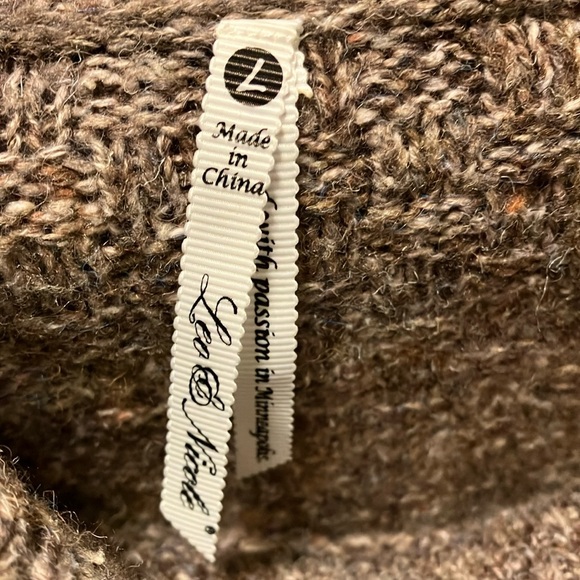 Leo and Nicole sweater - Picture 2 of 12